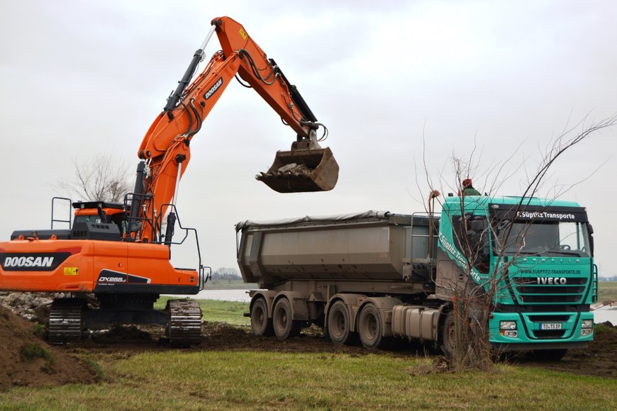 Doosan DX255LC-5 baut historische Rohrbrücke zurück